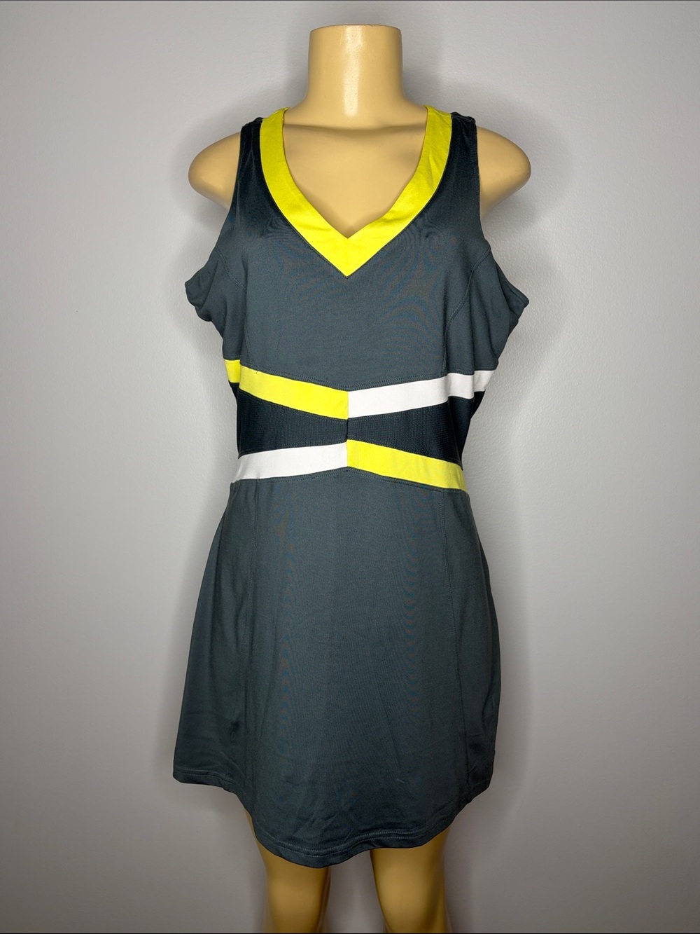 Bolle Sleeveless V-Neck Colorblock Athletic Dress in Charcoal and Lemon Size L